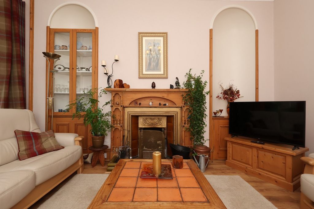 Property photo 3 of 33 Lounge