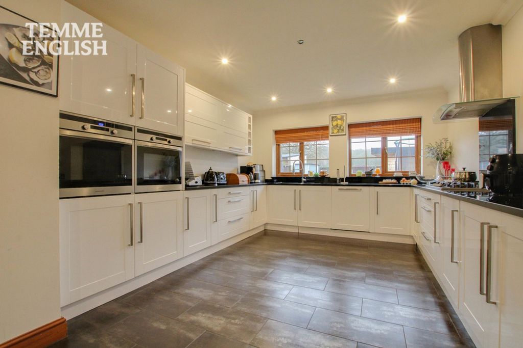 Property photo 2 of 35