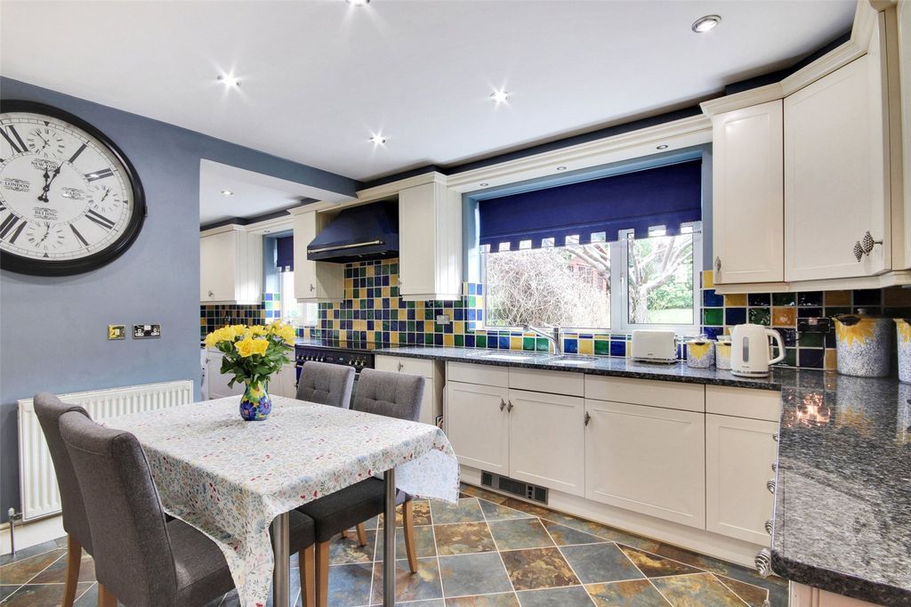 Property photo 3 of 12 Kitchen/Breakfast Rm