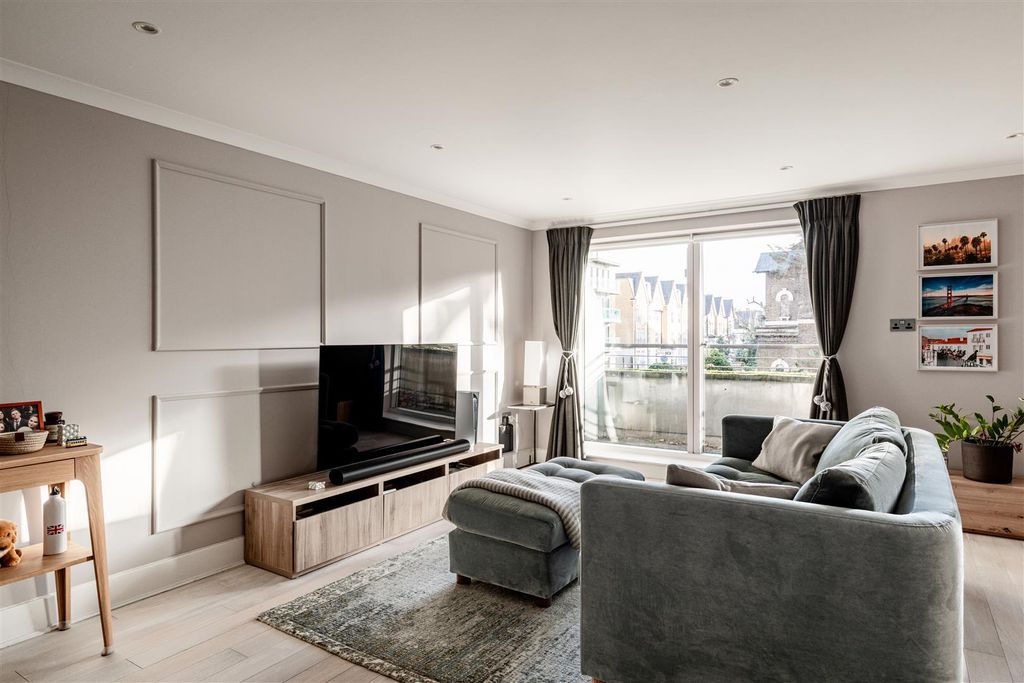 Property photo 2 of 12 Chiswick High Road-3.Jpg