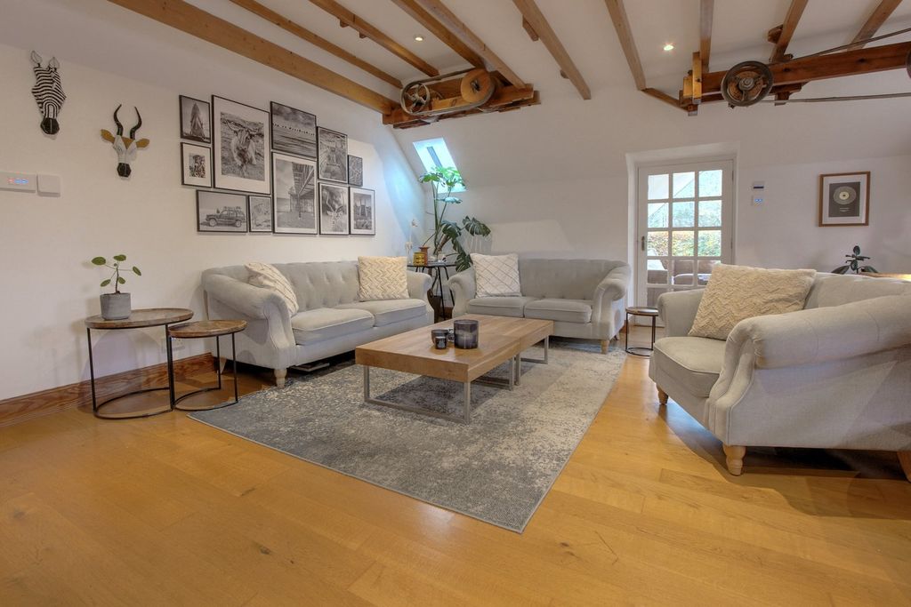 Property photo 3 of 32