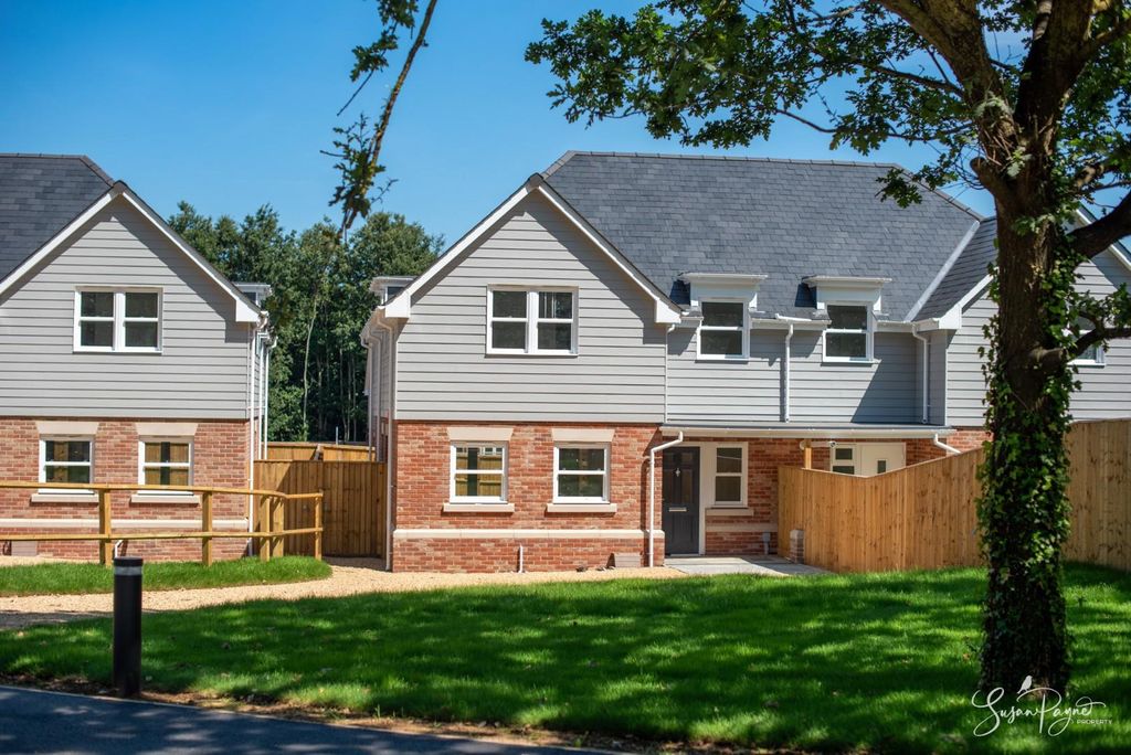 Property photo 1 of 18 3 Spencer Park