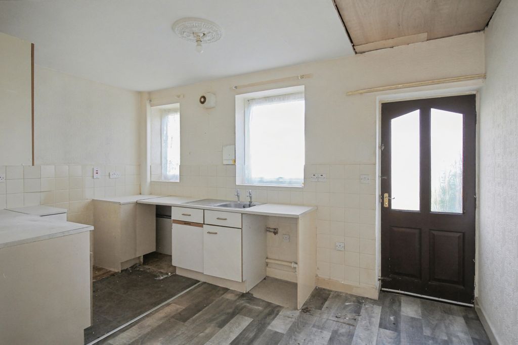 Property photo 2 of 16 37 Green Close, Hull, East Yorkshire, Hu6 8Da