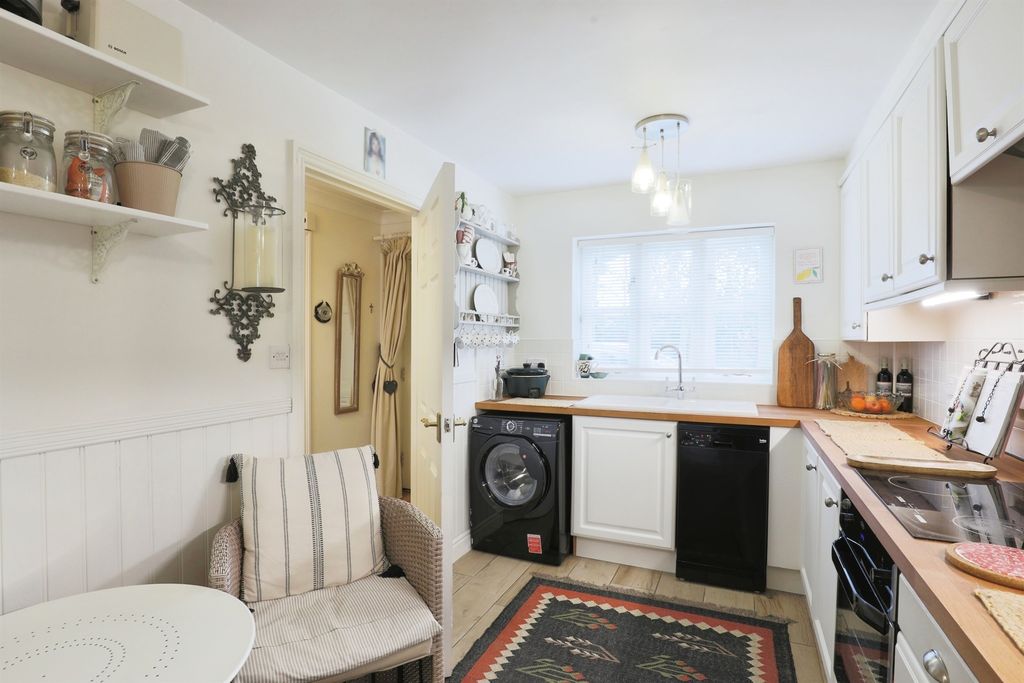 Property photo 2 of 20