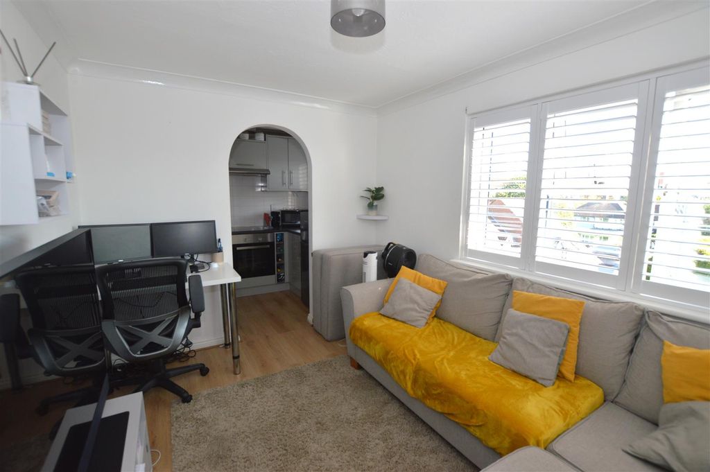 Property photo 3 of 7 38 Beaumont Place liv.Jpg