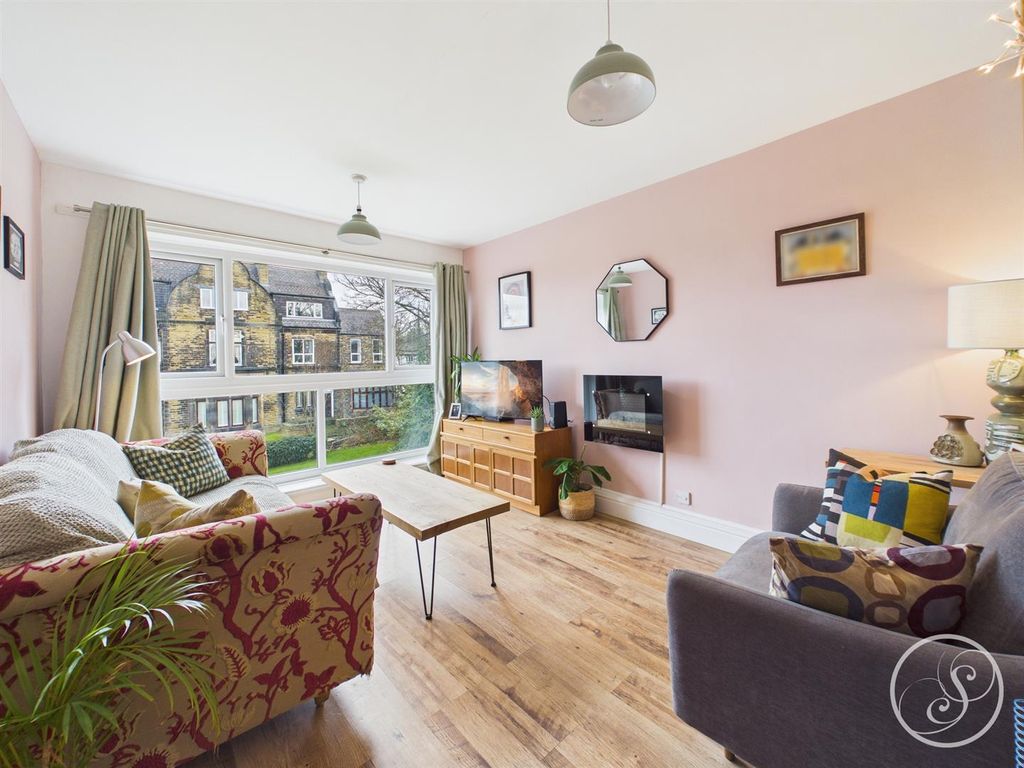 Property photo 2 of 10 Lounge