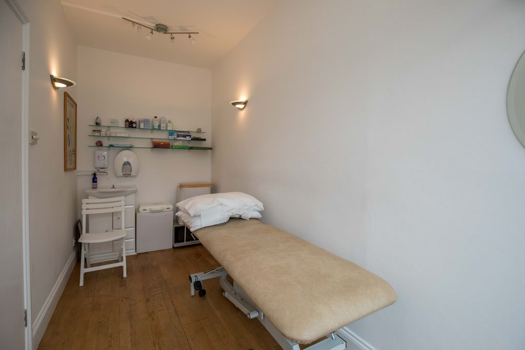 Property photo 1 of 15 Commercial Unit To Let – 17 Tolworth Park Road, Surbiton, Kt6 7Rn