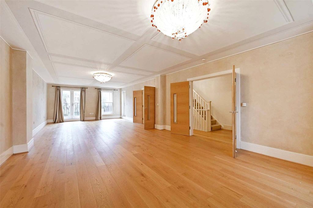 Property photo 2 of 26 Sitting Room