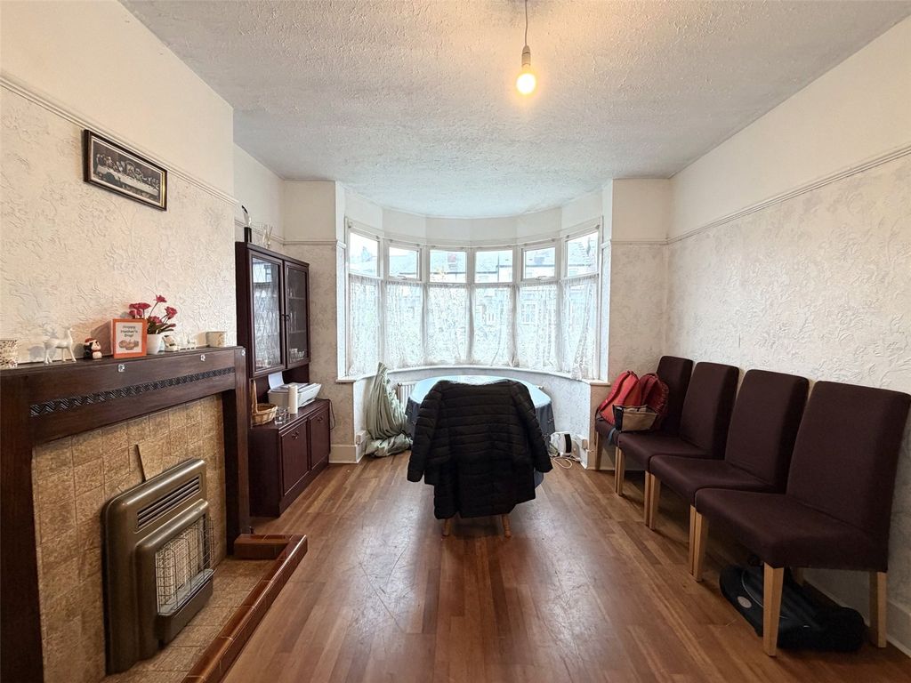 Property photo 2 of 23 Front Lounge