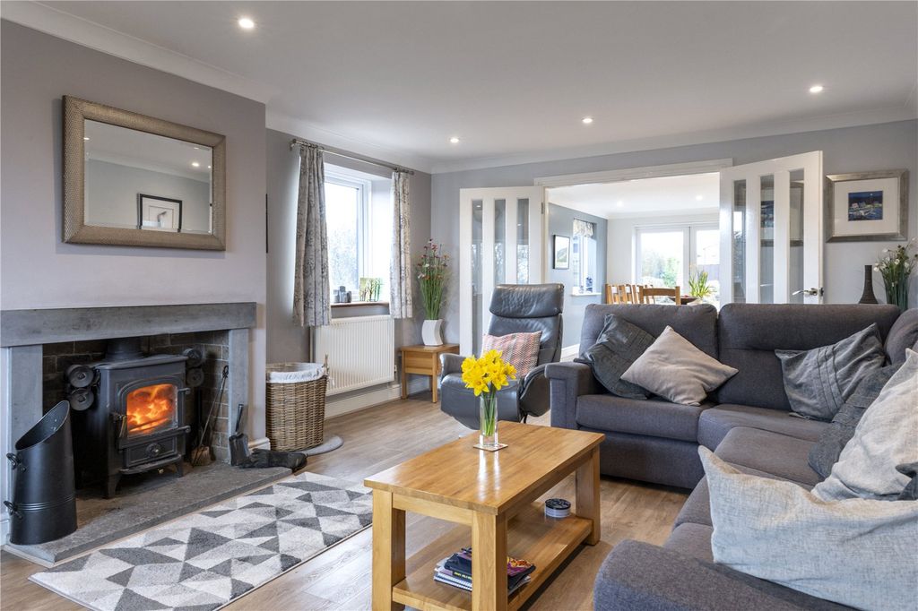 Property photo 3 of 45 Sitting Room