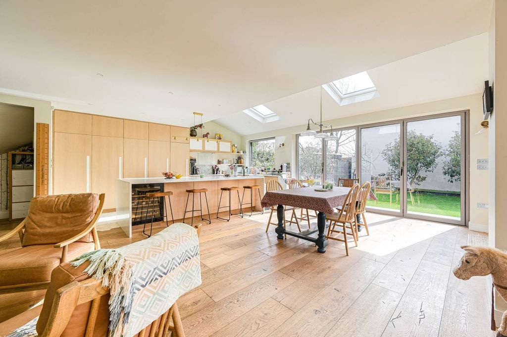 Property photo 1 of 33