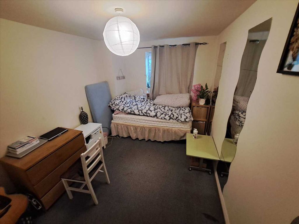 Property photo 3 of 6 Bedroom