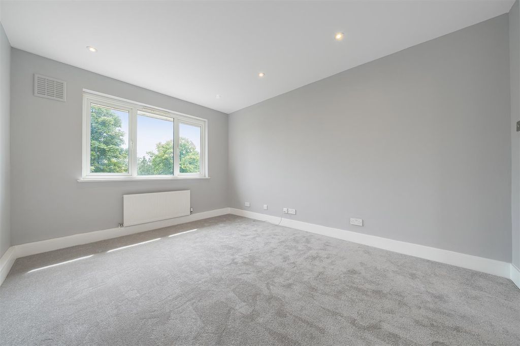 Property photo 1 of 18 1329827-13-688787F6c82B2.Jpg