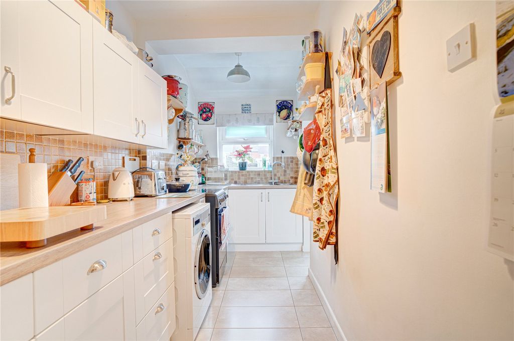 Property photo 3 of 10 Kitchen