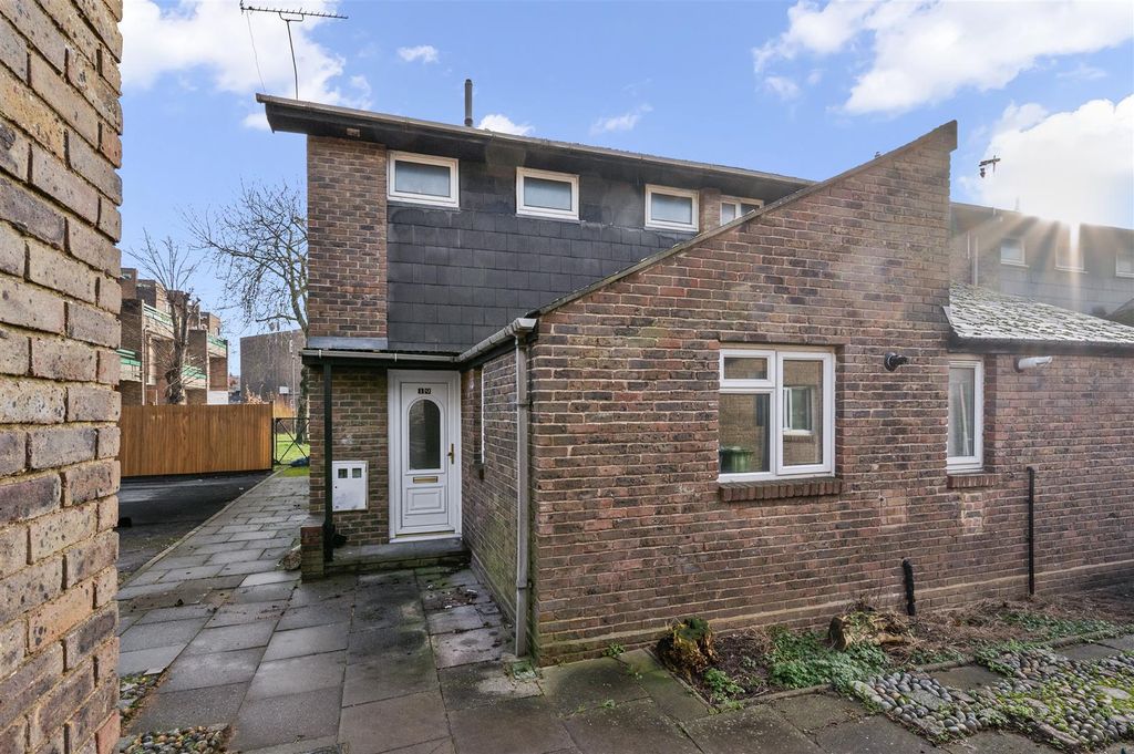 Property photo 1 of 13 Daniels_Midwood Close, Nw2 6Yl_017.Jpg