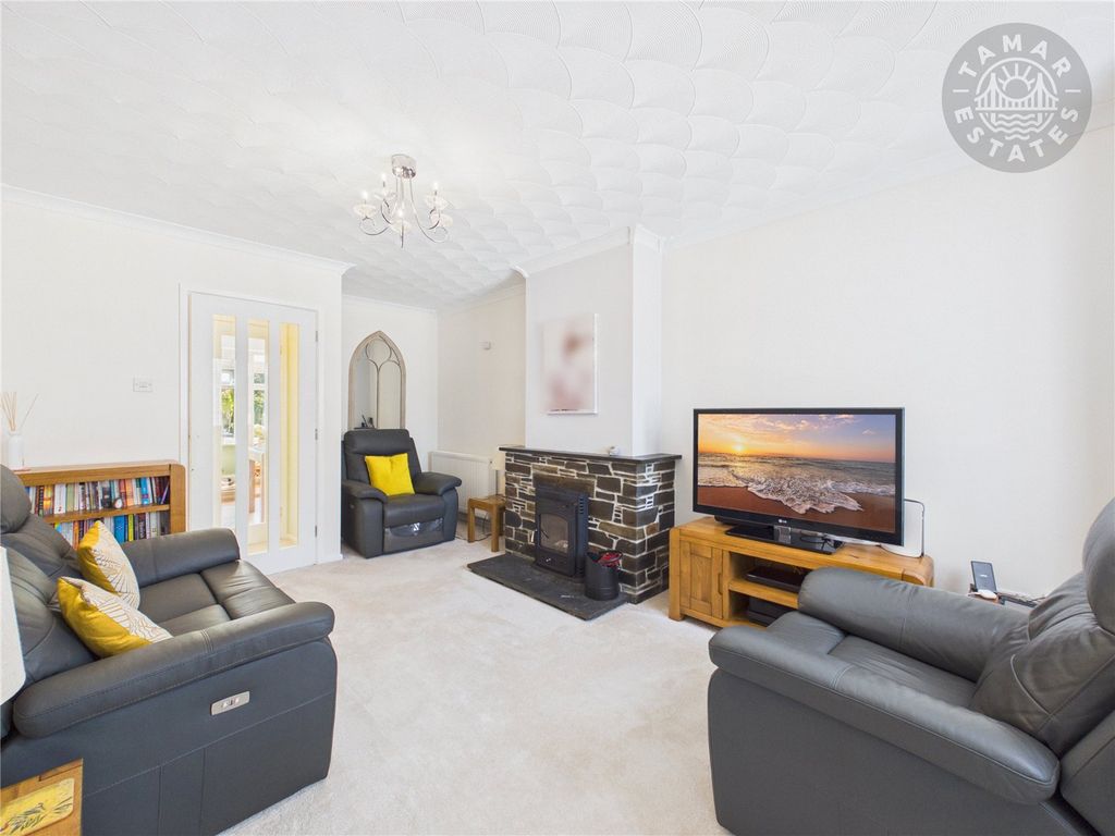 Property photo 2 of 16 Lounge