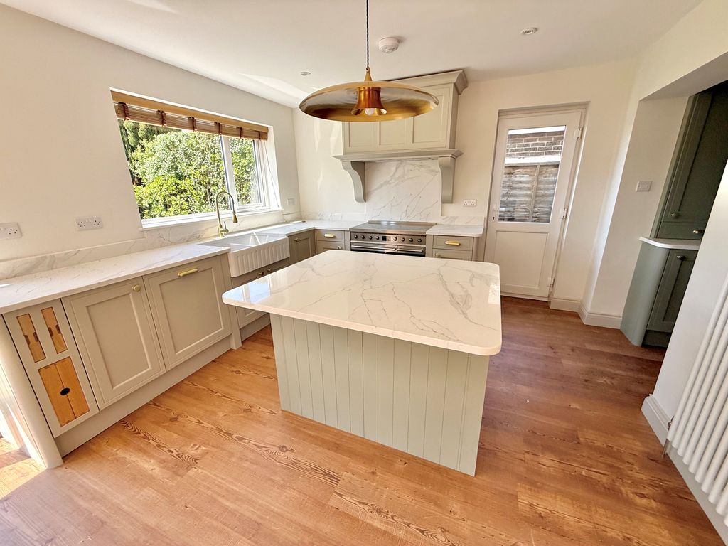 Property photo 1 of 20 65 North Lane Kitchen 2