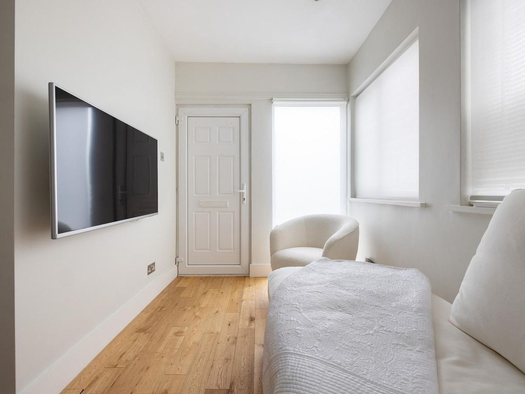 Property photo 1 of 23 Living Room