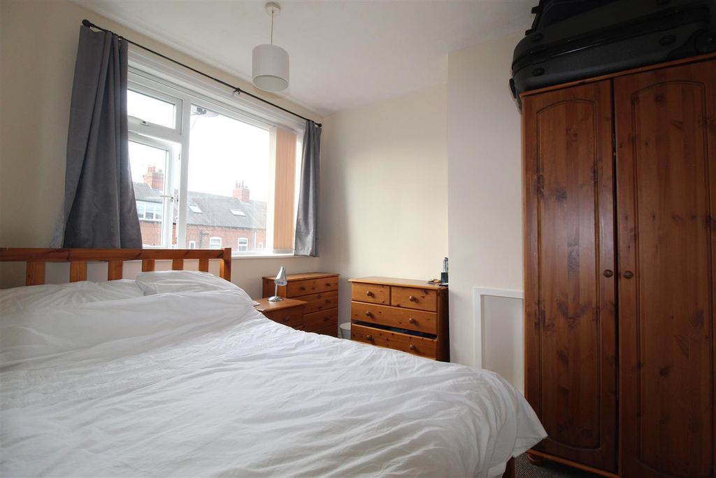 Property photo 3 of 4 Bedroom.Jpg