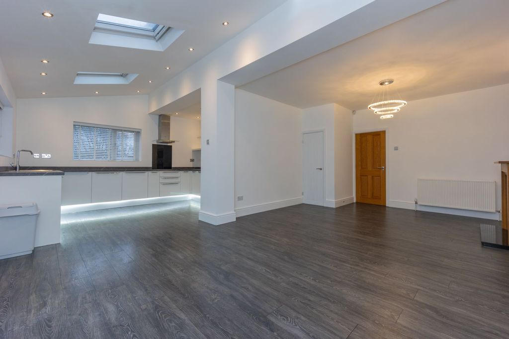 Property photo 2 of 27