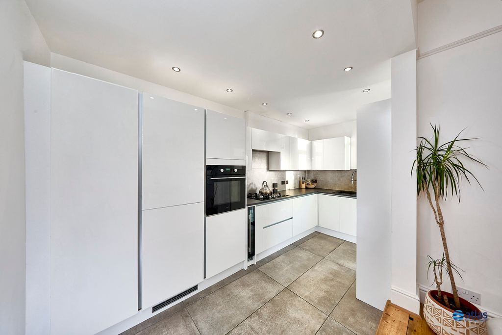 Property photo 2 of 20 Kitchen