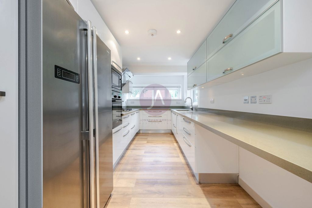 Property photo 2 of 16 Picture No. 12