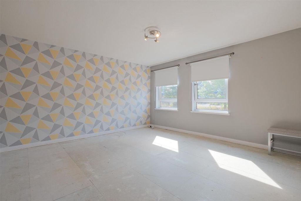 Property photo 2 of 15 Living Room / Dining