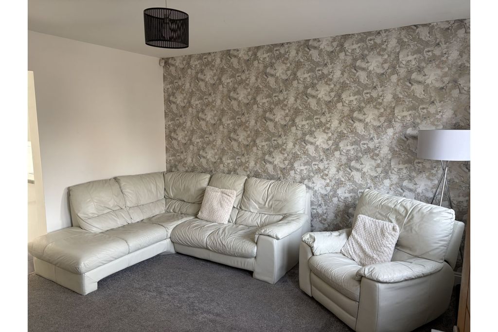 Property photo 3 of 11 Lounge