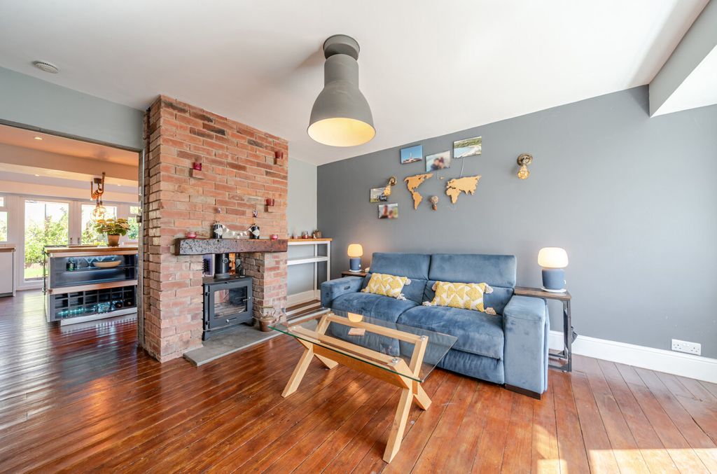 Property photo 3 of 21 Lounge