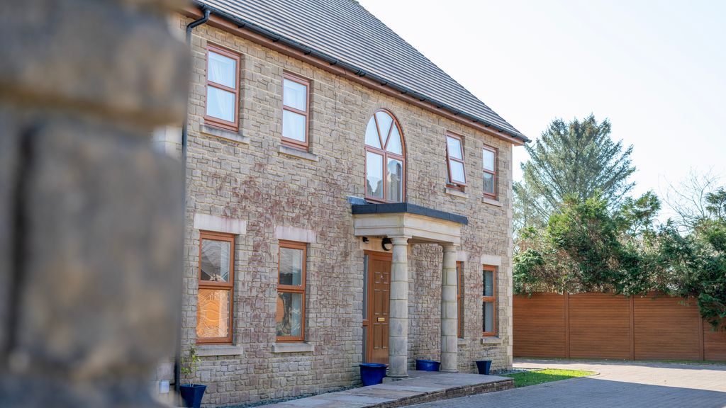 Property photo 2 of 70