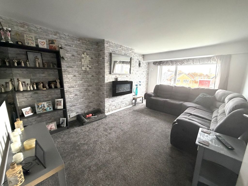 Property photo 2 of 25 Lounge