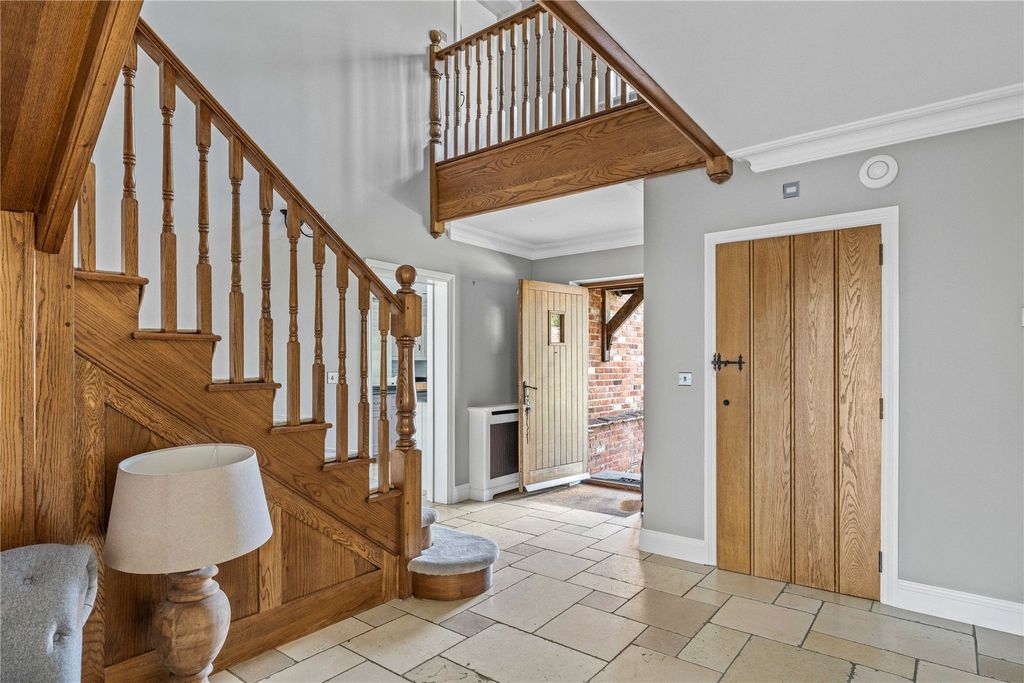 Property photo 3 of 18 Entrance Hall