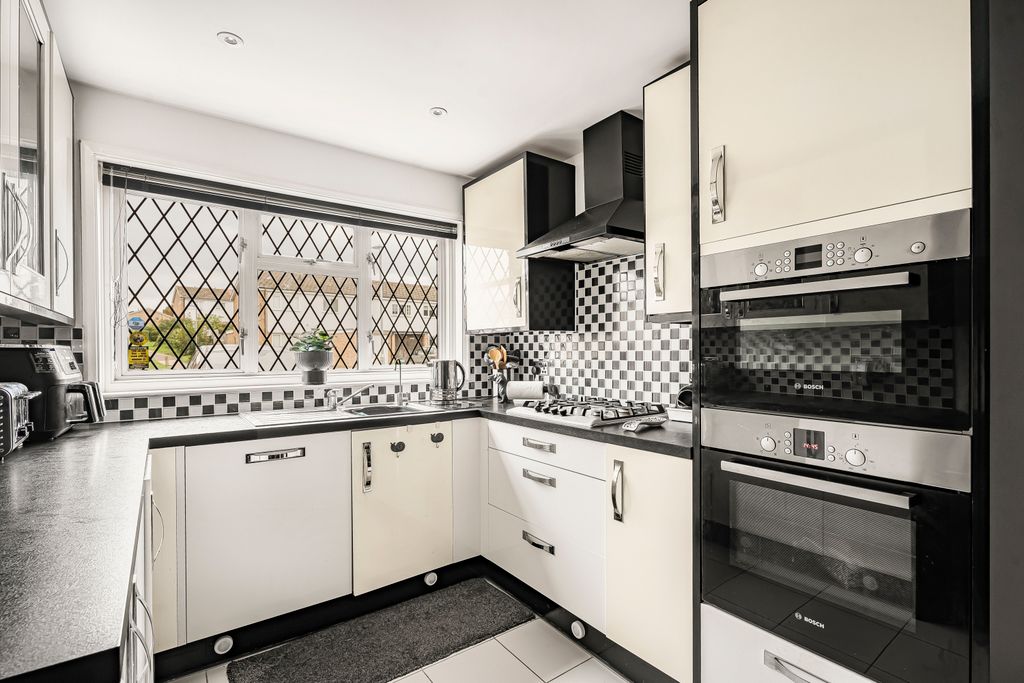 Property photo 3 of 14 Kitchen