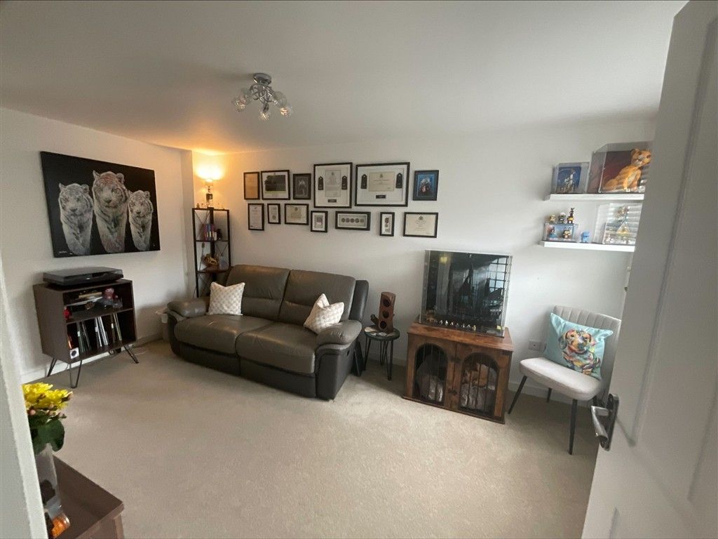 Property photo 3 of 7 Lounge