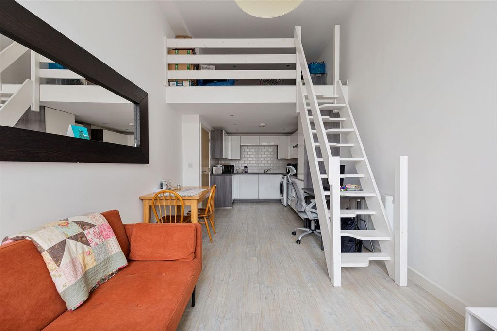 Property photo 1 of 21 Adelaide Road E10