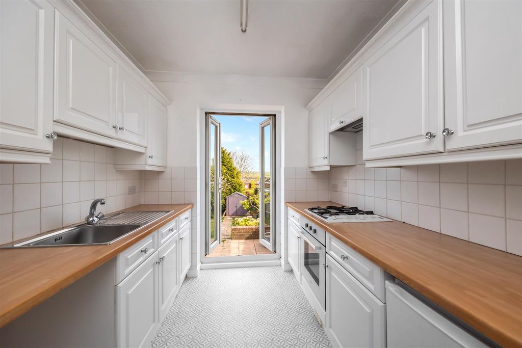 Property photo 3 of 17 Kitchen