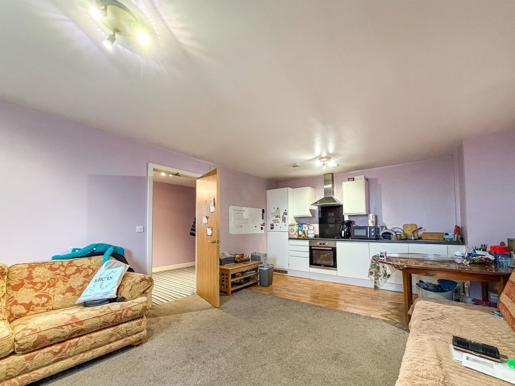 Property photo 3 of 10 Kitchen