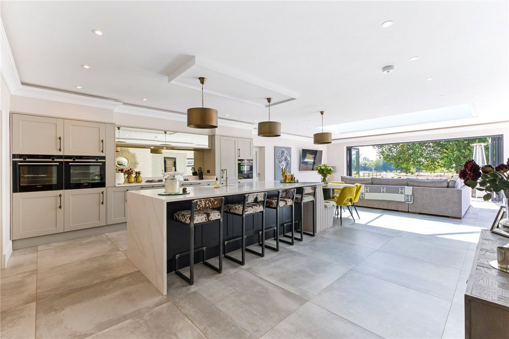 Property photo 3 of 16 Kitchen