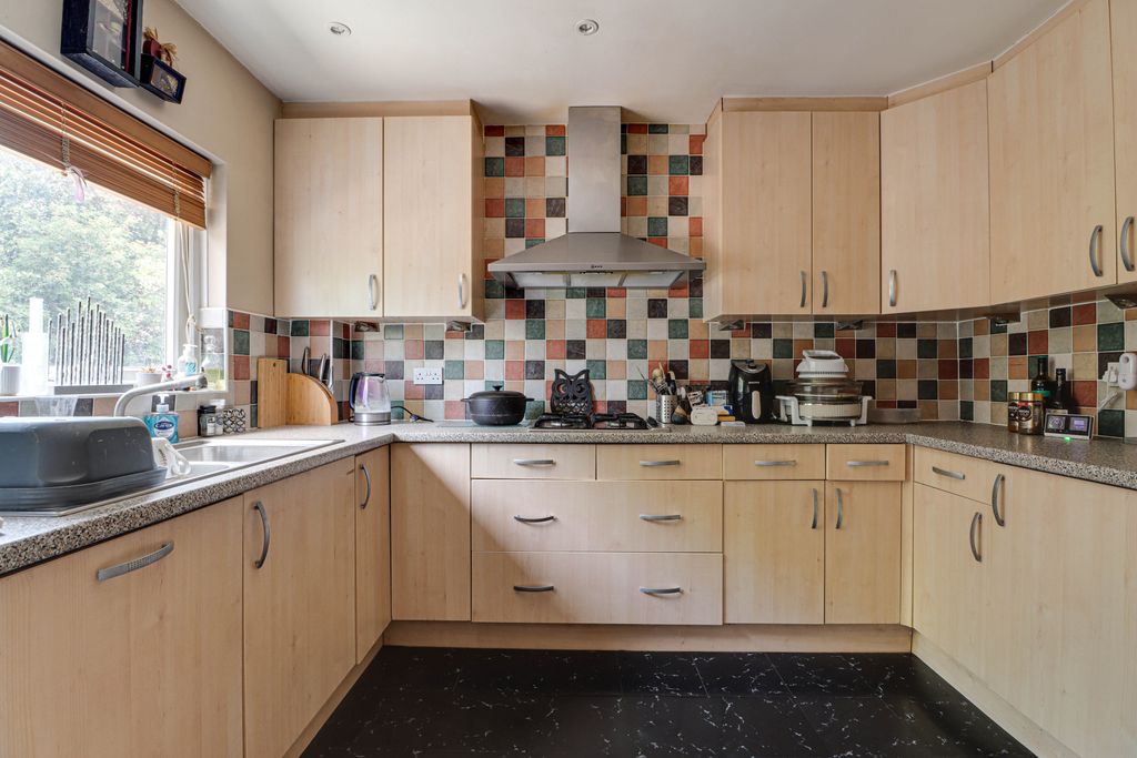 Property photo 3 of 11 Kitchen