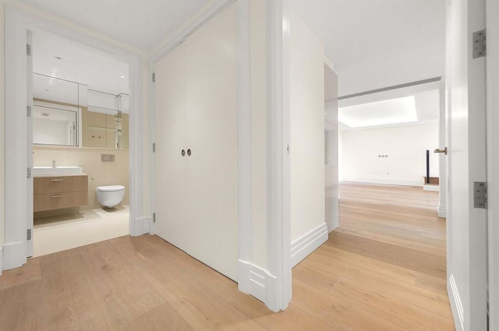 Property photo 3 of 9 Hallway