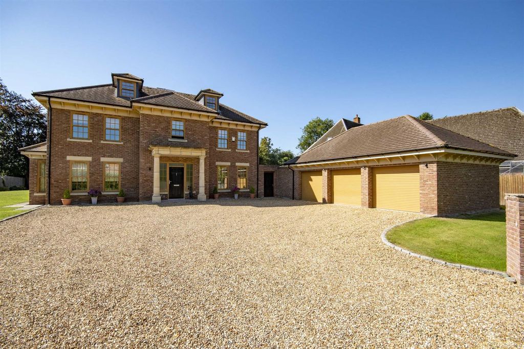 Property photo 1 of 28 Accommodation Comprises
