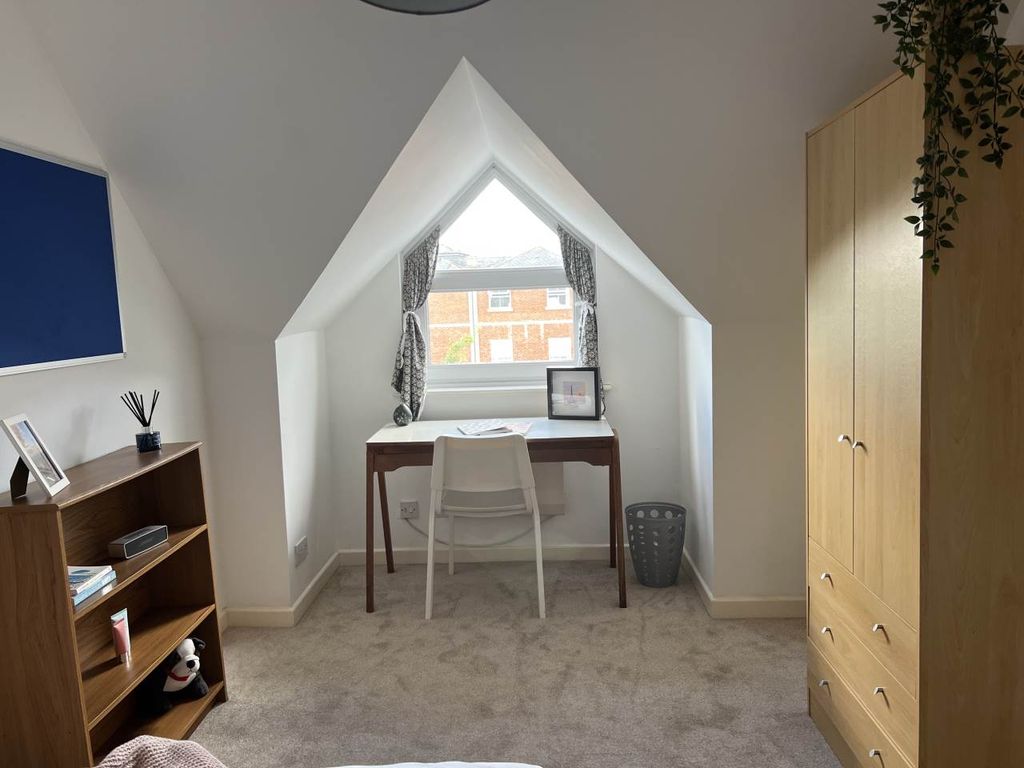 Property photo 3 of 12 Room 4