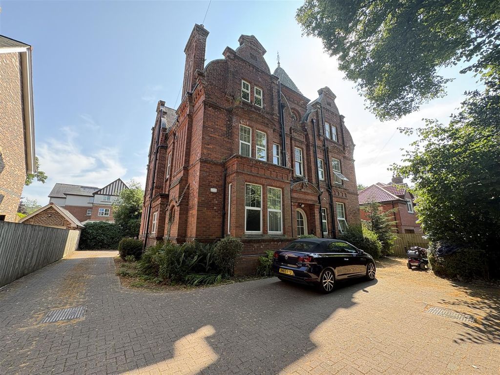 Property photo 1 of 9 Externally