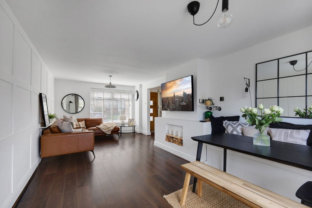 Property photo 2 of 18 4904398