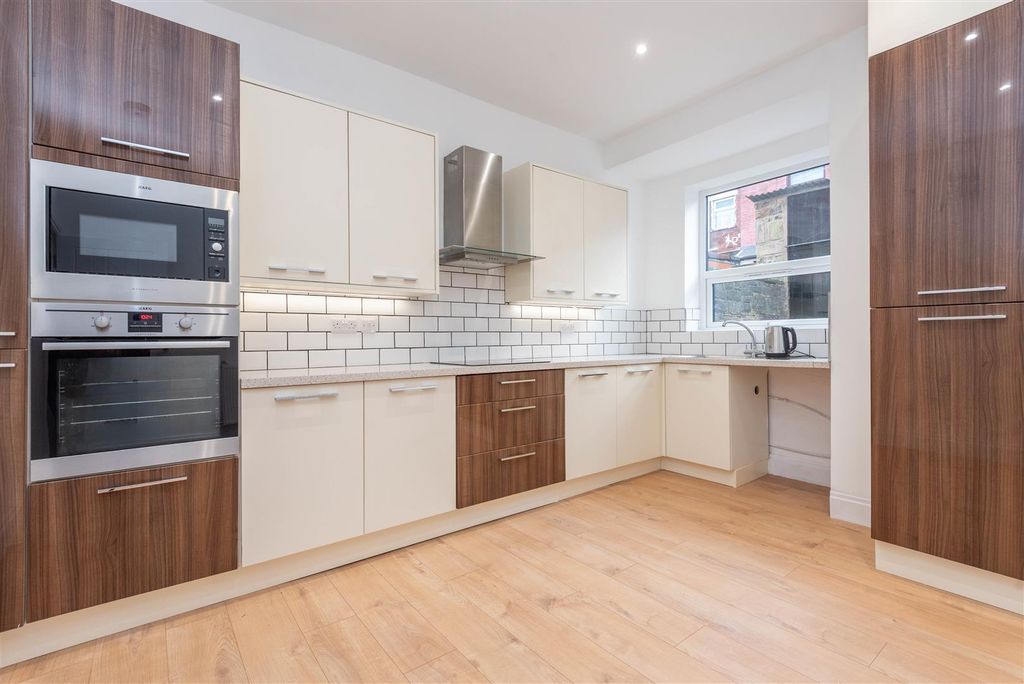 Property photo 2 of 16 Kitchen/Dining Room