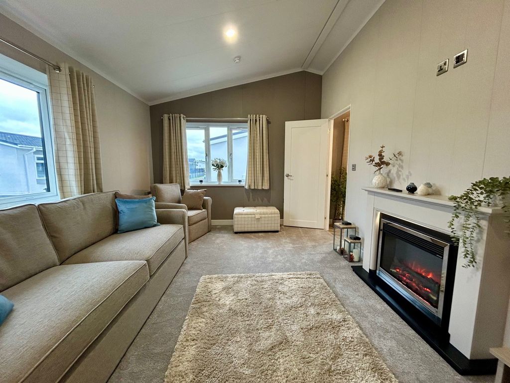 Property photo 1 of 15 Lounge