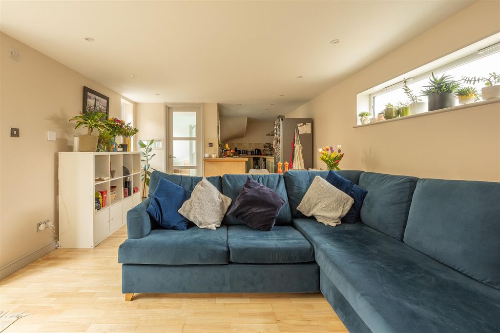 Property photo 2 of 27 Lansdowne Road, E17