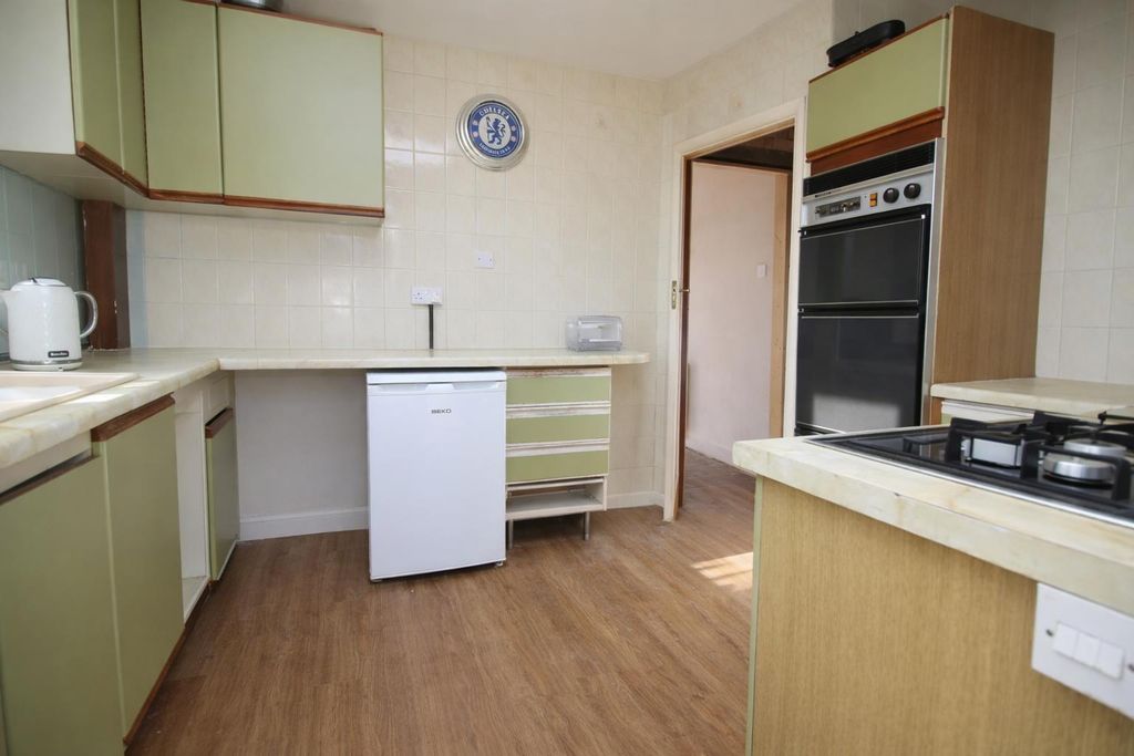 Property photo 3 of 12 Kitchen 2.Png