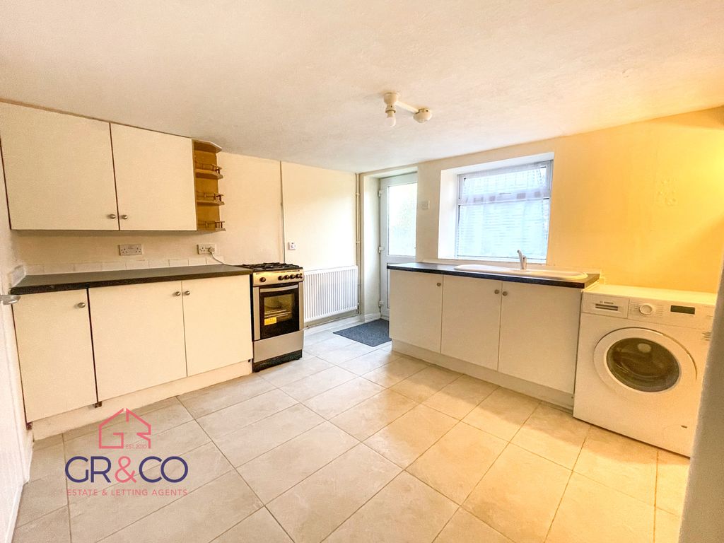 Property photo 2 of 11 Kitchen