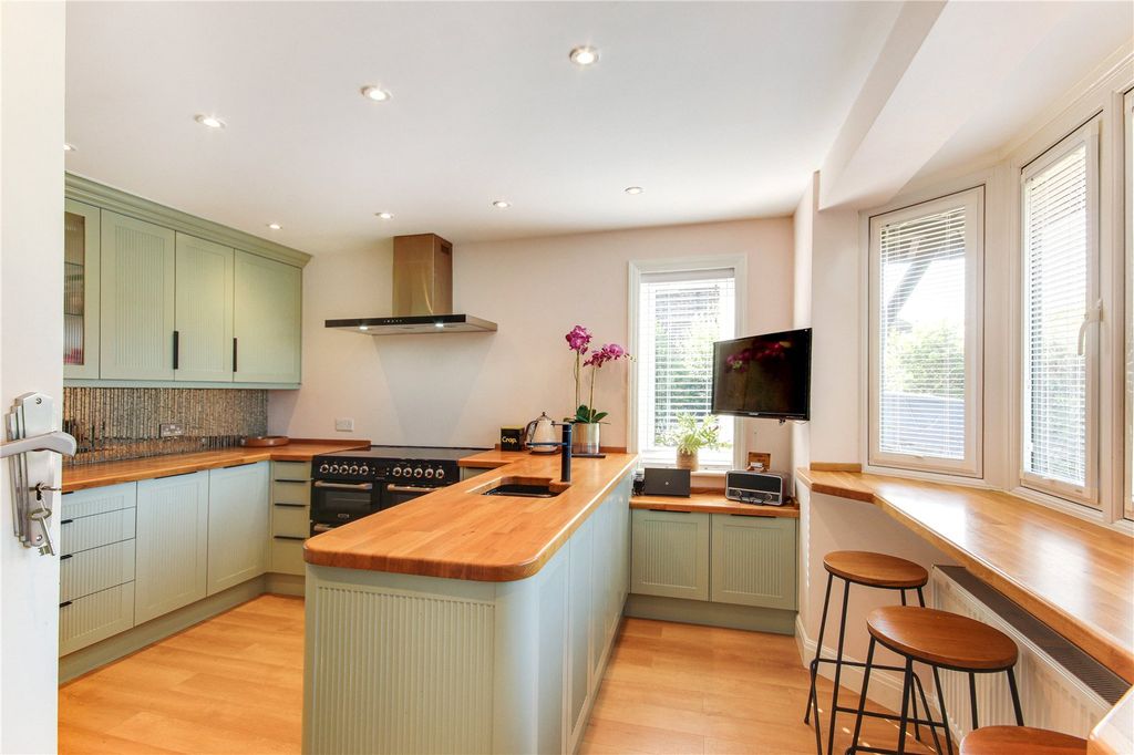 Property photo 3 of 19 Kitchen